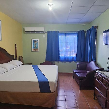 Palm Bay Guest House & Restaurant Бухта Монтего Экстерьер фото