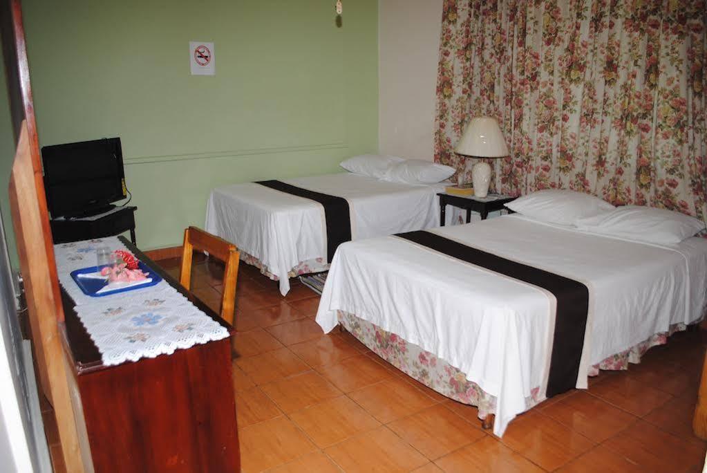 Palm Bay Guest House & Restaurant Бухта Монтего Экстерьер фото