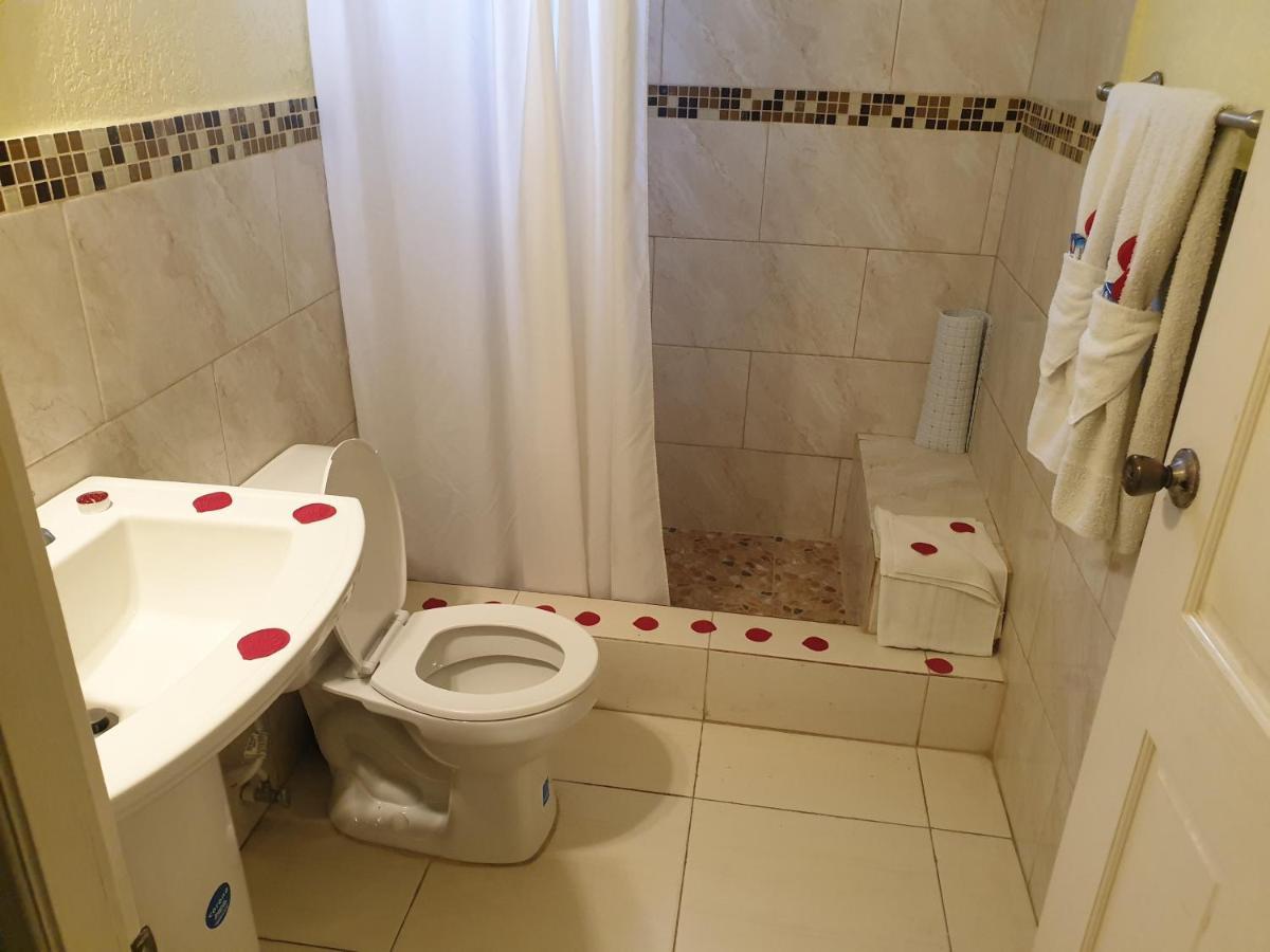 Palm Bay Guest House & Restaurant Бухта Монтего Экстерьер фото