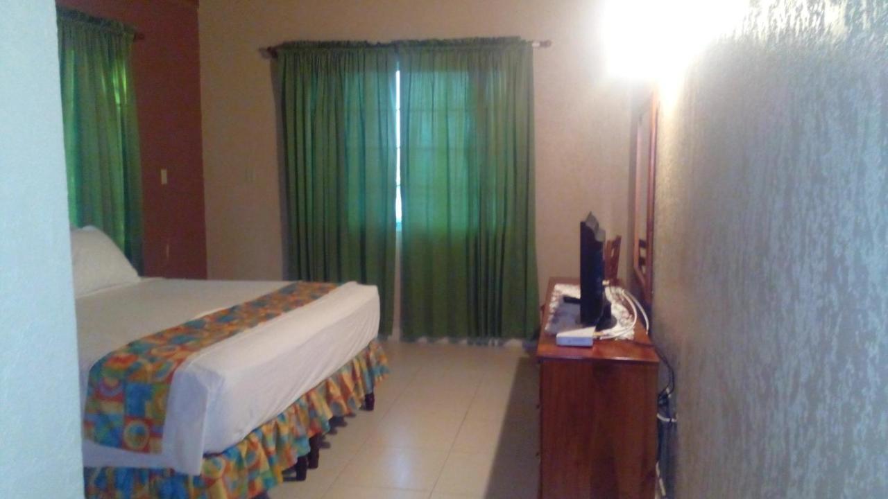 Palm Bay Guest House & Restaurant Бухта Монтего Экстерьер фото