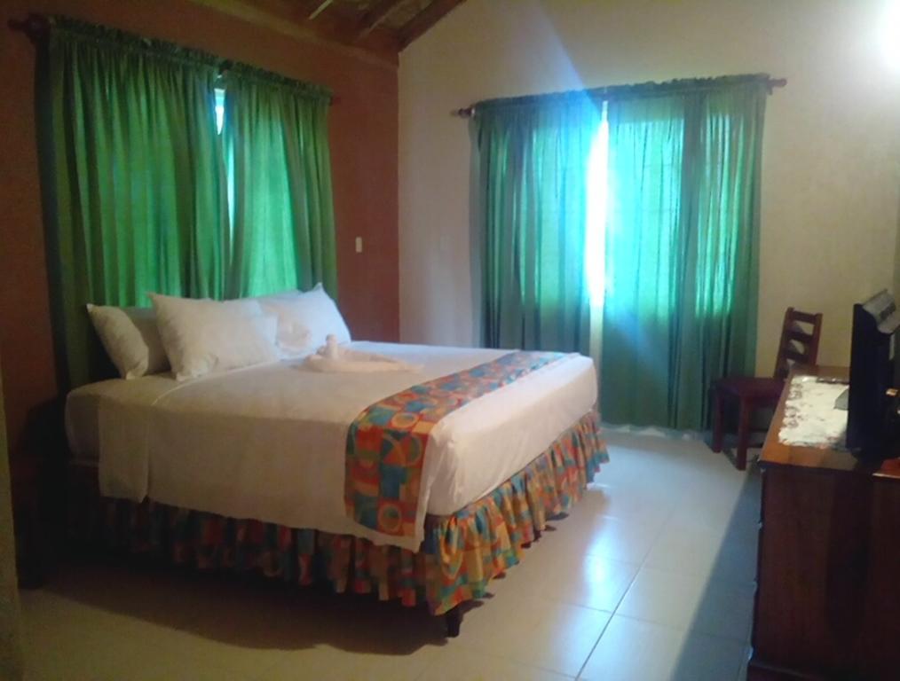 Palm Bay Guest House & Restaurant Бухта Монтего Экстерьер фото