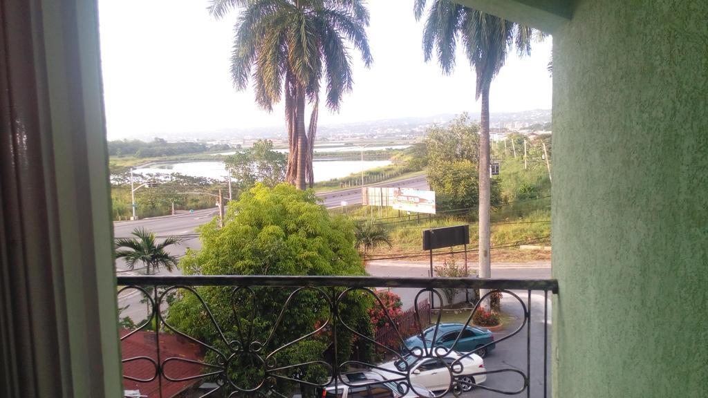 Palm Bay Guest House & Restaurant Бухта Монтего Экстерьер фото